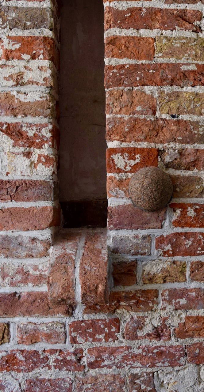 Detail van de Tibbetoren, 1459. Een schietgat met kogel. Foto: Louise Stutterheim, 2015.